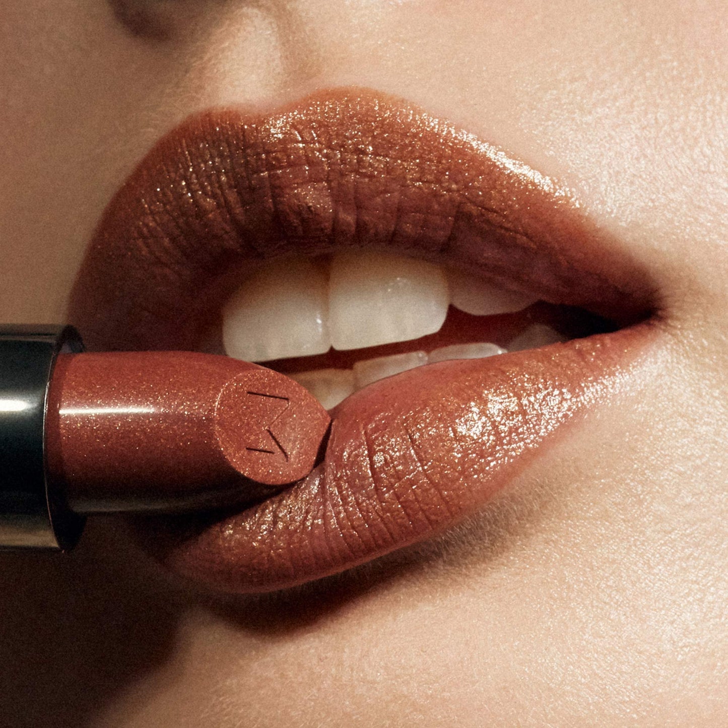 MÁDARA Satin Shine Lipstick – Rossetto Naturale Dazzle Night