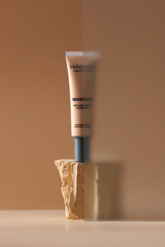 MÁDARA Skinonym Semi-Matte Peptide Foundation – Fondotinta con peptidi