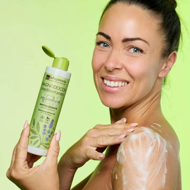 Ragazza sorridente in bagno con sapone intimo Mádara – skincare naturale da Amarsi Beauty Jesolo